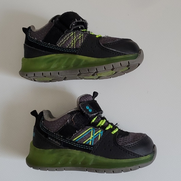 Toddler boys light up sneaker - Picture 3 of 3